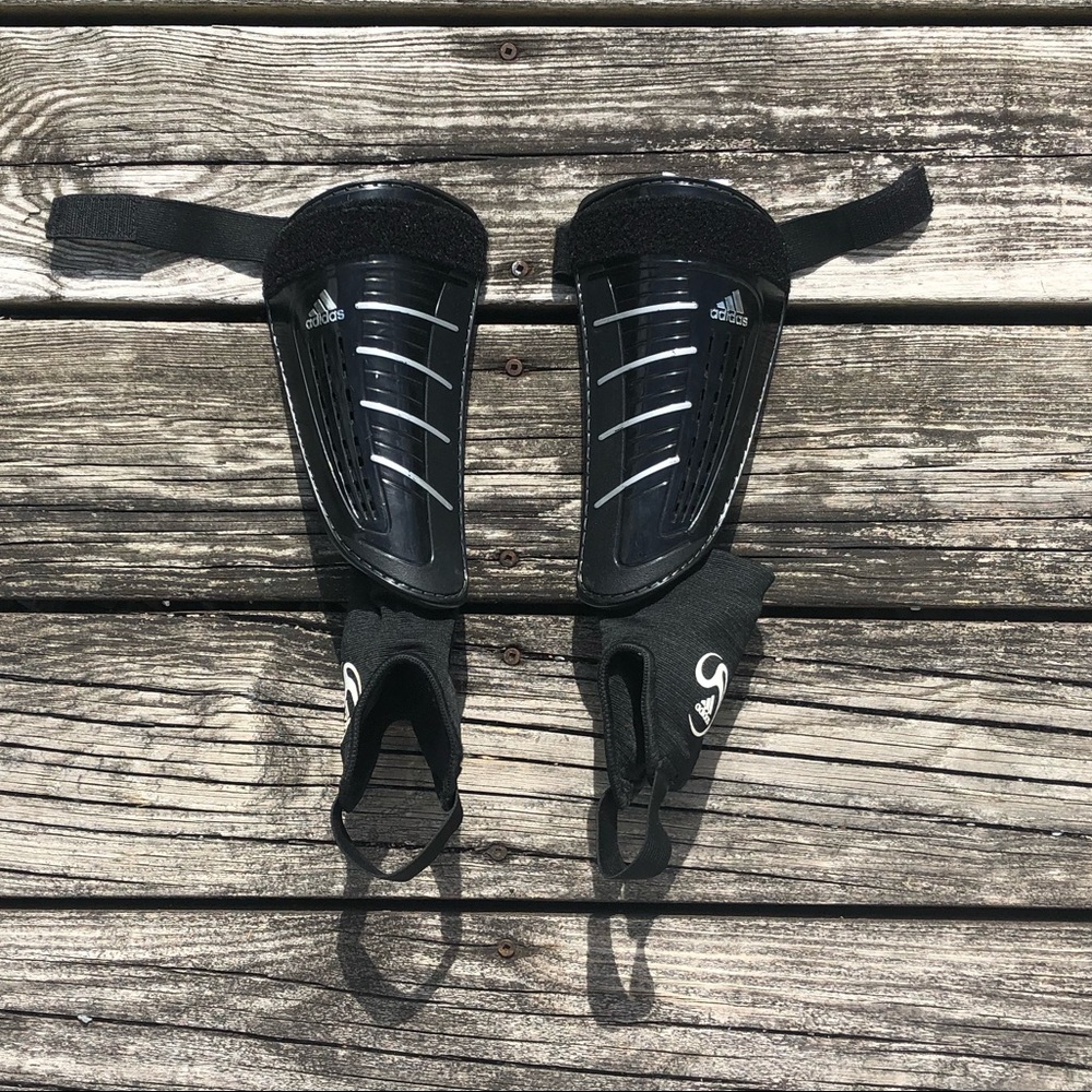 adidas Predator Club Soccer Shinguards-Youth Med